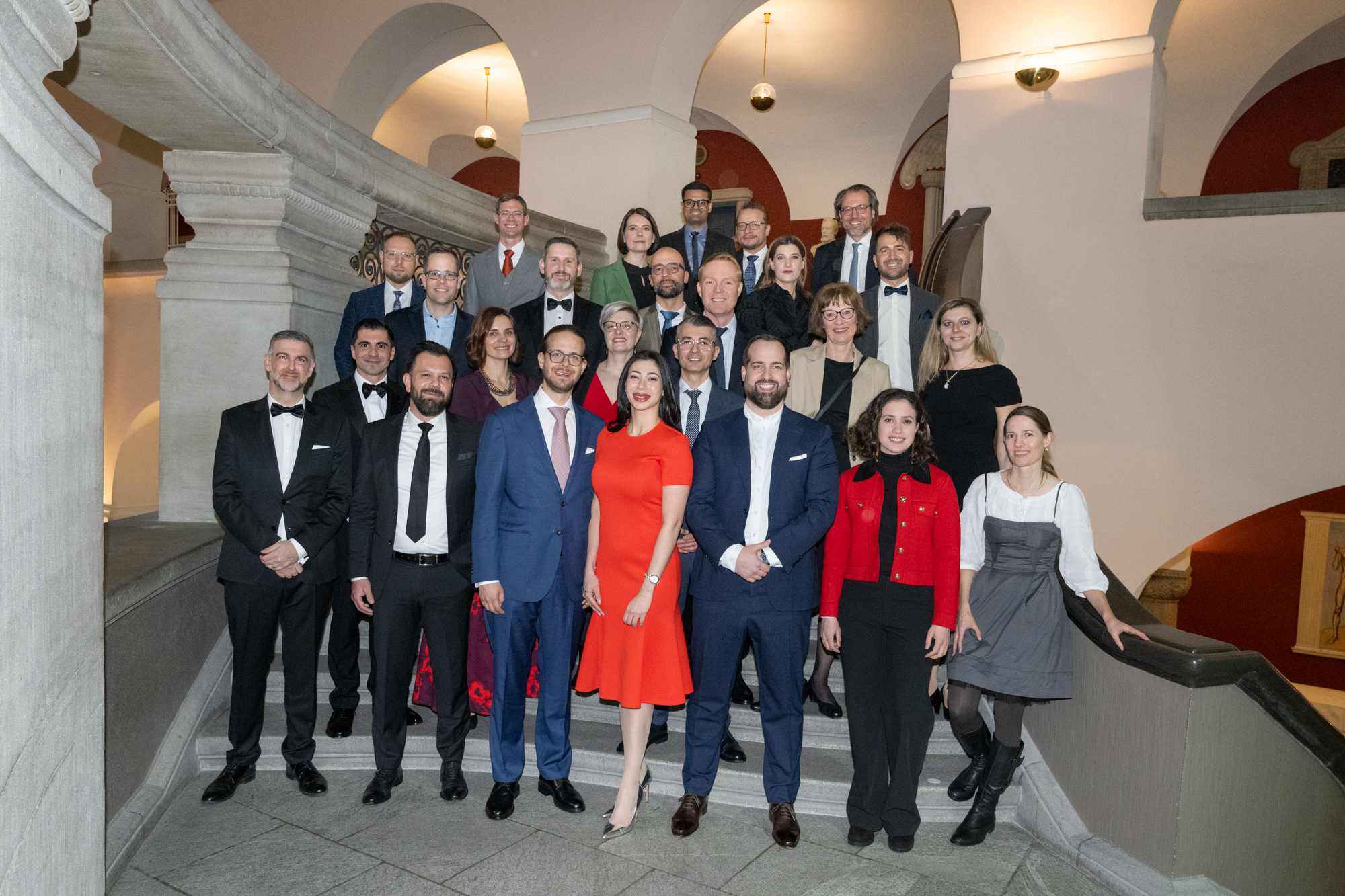 Die Abschlussfeier des Executive MBA UZH war der feierliche Höhepunkt eines inspirierenden und transformativen Studienprogramms. 51 EMBA UZH-Absolventinnen und -Absolventen kamen mit ihren Familien und Freunden in der Aula der Universität Zürich zusammen, um ihre wohlverdienten Diplome entgegenzunehmen und diese Leistung gebührend zu feiern.
